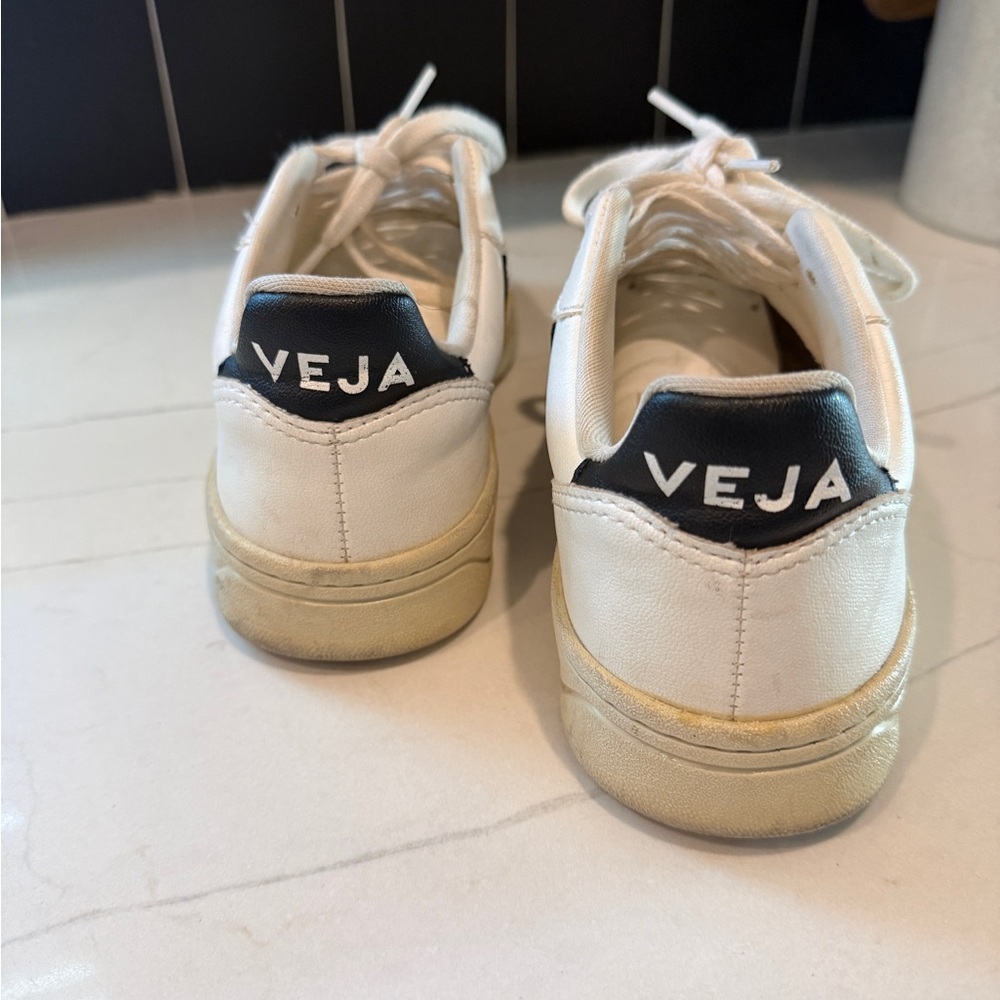 Veja white and black sneakers - Picture 5 of 5